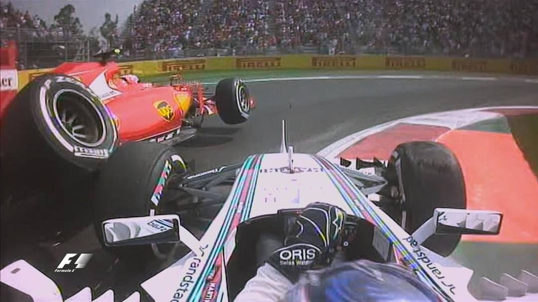 Per la Ferrari giornataccia: Raikkonen (a sinistra) si ritira per un incidente con Bottas